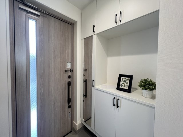 外観がポップ♪こういうのもアリ！な【大和市上和田】新築戸建の玄関|毎日通る玄関はこちらです