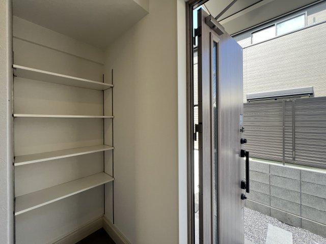 外観がポップ♪こういうのもアリ！な【大和市上和田】新築戸建の玄関|収納もある玄関です