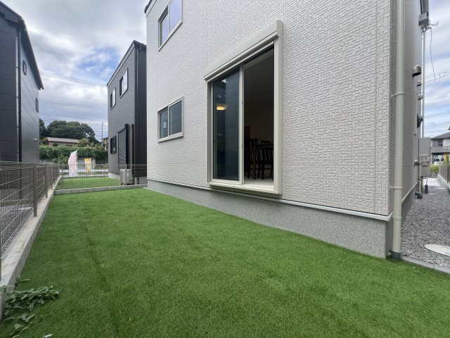 外観がポップ♪こういうのもアリ！な【大和市上和田】新築戸建の庭|お庭の付いた物件です