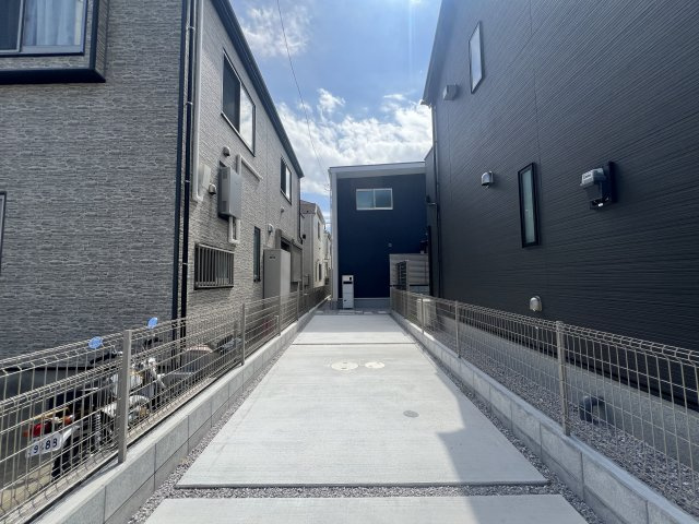 外観がポップ♪こういうのもアリ！な【大和市上和田】新築戸建の駐車場|駐車場に車を止められます