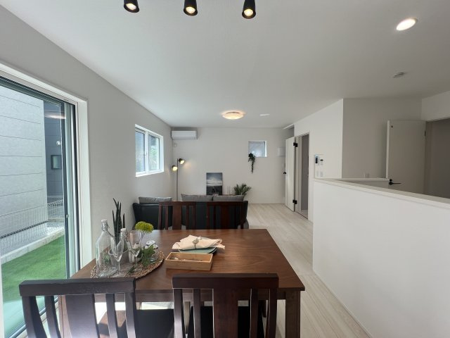 外観がポップ♪こういうのもアリ！な【大和市上和田】新築戸建の居間・リビング|使いやすいリビングです