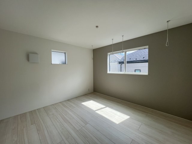 外観がポップ♪こういうのもアリ！な【大和市上和田】新築戸建の洋室|落ち着いた色調の洋室です