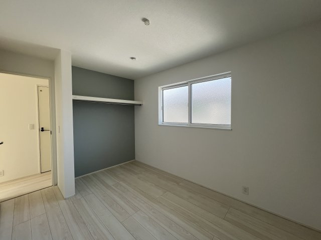 外観がポップ♪こういうのもアリ！な【大和市上和田】新築戸建の洋室|個人の部屋や寝室として使える洋室です