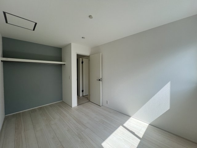 外観がポップ♪こういうのもアリ！な【大和市上和田】新築戸建の洋室|明るい洋室です