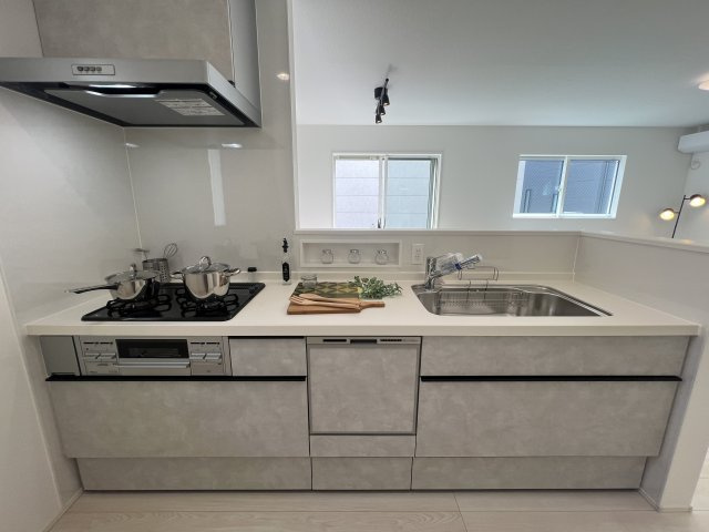 外観がポップ♪こういうのもアリ！な【大和市上和田】新築戸建のキッチン|使いやすいキッチンです