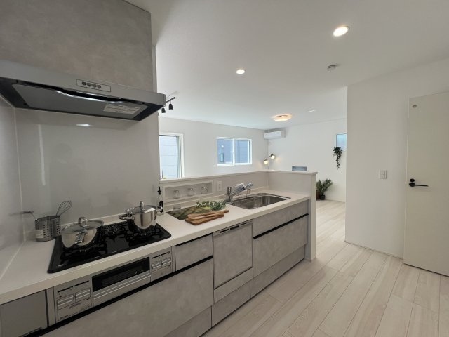 外観がポップ♪こういうのもアリ！な【大和市上和田】新築戸建のキッチン|お料理しやすいキッチンです