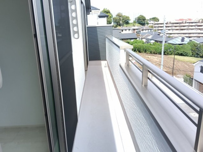 【バルコニー】 | 保土ヶ谷区仏向町２期 | 暖かな日差しのふりそそぐバルコニー