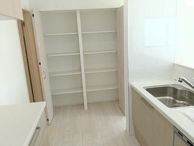 【収納】 | 保土ヶ谷区仏向町２期 | キッチン横の大きいパントリーです