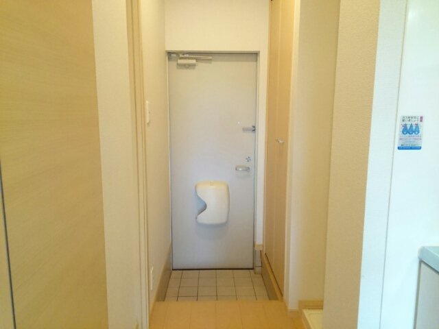 ジュネス１番館の玄関