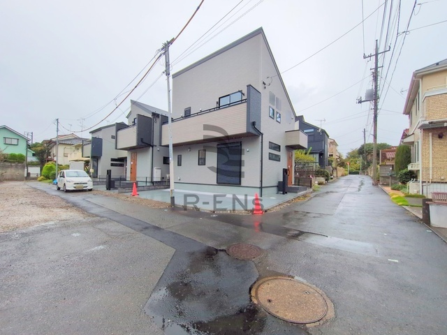 【前面道路含む現地写真】 | 西東京市北町１丁目　新築戸建て　１号棟 | 落ち着いた低層住宅街の一角、穏やかな暮らしを育むエリアです