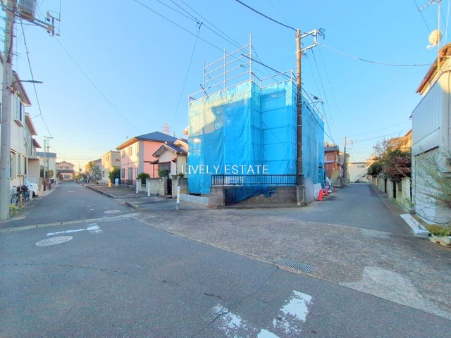 草加市青柳7丁目 新築分譲住宅の前面道路含む現地写真