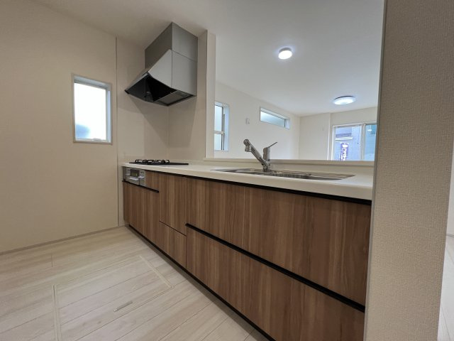 立川市上砂町3丁目　新築戸建全2棟のキッチン|料理をしながらでもご家族との会話を楽しめる対面キッチン