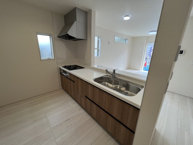 立川市上砂町3丁目　新築戸建全2棟のキッチン|キッチンスペースは家族並んで料理してもゆとりのある広さです。