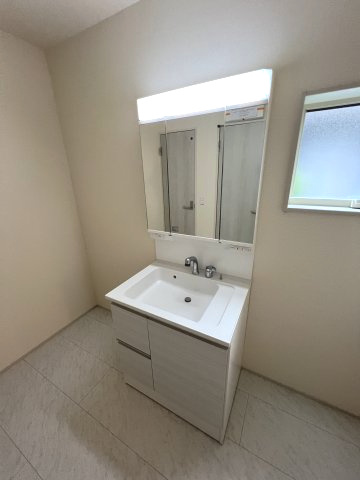 立川市上砂町3丁目　新築戸建全2棟の独立洗面台|身だしなみを整えやすく、収納たっぷりの三面鏡付洗面化粧台☆