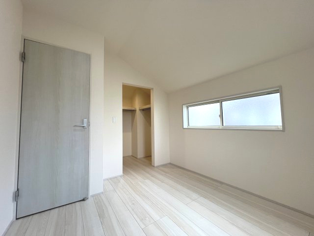 立川市上砂町3丁目　新築戸建全2棟の洋室|【洋室1】季節物の衣類もスッキリ収納できるウォークインクロゼット付き♪