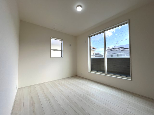 立川市上砂町3丁目　新築戸建全2棟の洋室|【洋室2】バルコニーに面した明るい室内♪