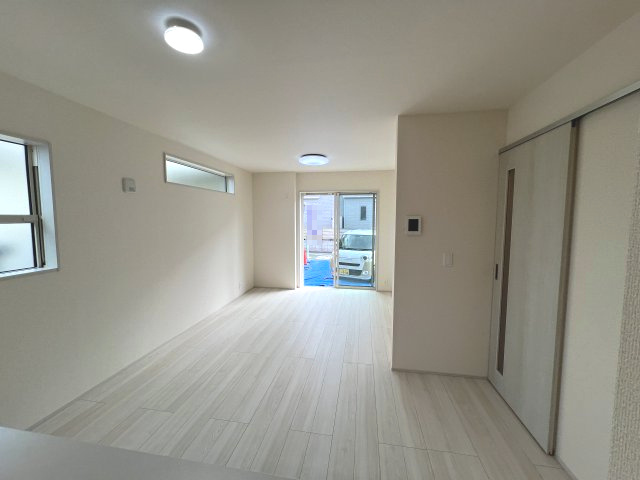立川市上砂町3丁目　新築戸建全2棟の居間・リビング|どんなインテリアもOK！シンプルな造り、お好きなインテリアも選びたいですね♪