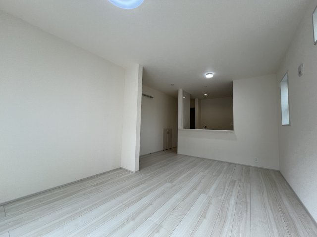 立川市上砂町3丁目　新築戸建全2棟の居間・リビング|白を基調とした明るいリビング