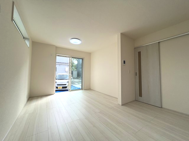 立川市上砂町3丁目　新築戸建全2棟の居間・リビング|日常的な子育てや、家事動線にちゃんと配慮した、子どもの様子が見やすいプラン設計。