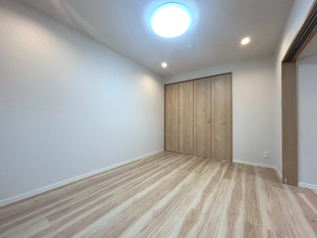 メゾン神足２号棟の洋室|洋室は3室ございます。
約6.6帖の広めのお部屋は、ゆったり寝室としてご利用いただけます。