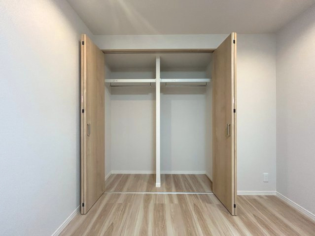 メゾン神足２号棟の収納|洋服や小物もすっきり収納できる、広々クローゼットです！