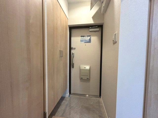 メゾン神足２号棟の玄関|玄関のシューズクローゼットで、靴もすっきり収納できます。