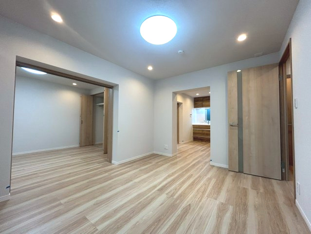 メゾン神足２号棟の居間・リビング|ナチュラルテイストで、家族がゆったりくつろげる約12.5帖のLDK。
