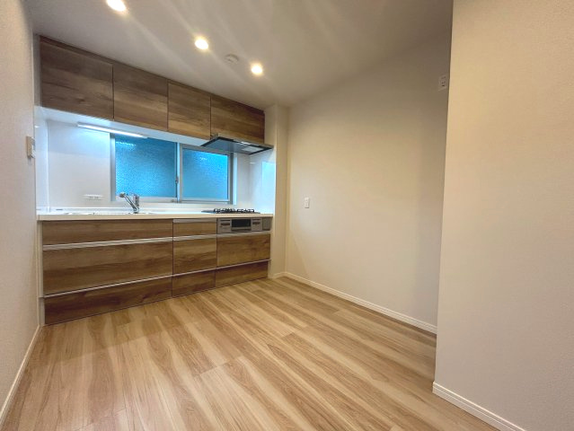 メゾン神足２号棟のキッチン|毎日の料理や片付けが快適な、収納豊富なシステムキッチンです！
