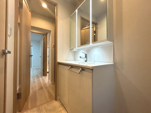 メゾン神足２号棟の独立洗面台|お子さまの身支度もラクラク。三面鏡付き洗面化粧台。