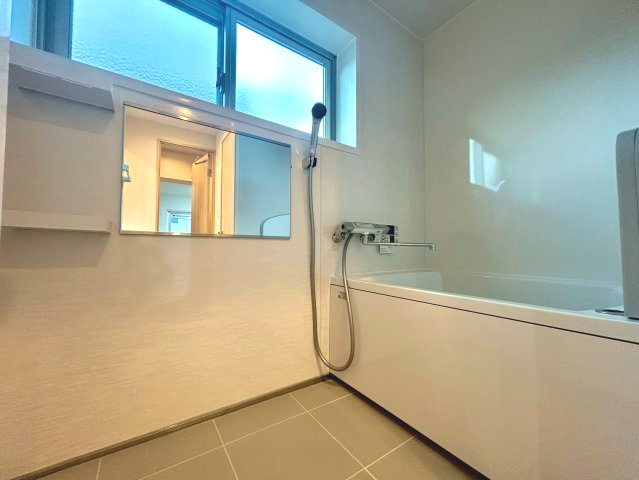 メゾン神足２号棟の浴室|ユニットバスには窓があり、換気や採光も良好です。