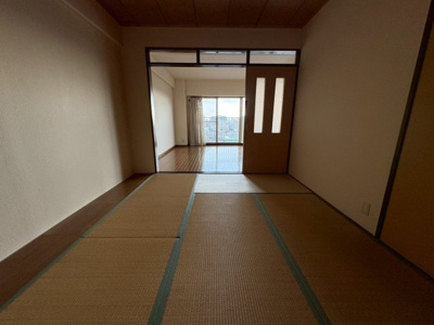 【和室】 | パレス南塚口1号棟 | 畳の和室とフローリングのLDKが隣接。引き戸を開放すれば、大空間としても利用可能です。
