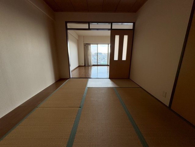 【和室】 | パレス南塚口1号棟 | 畳の和室とフローリングのLDKが隣接。引き戸を開放すれば、大空間としても利用可能です。