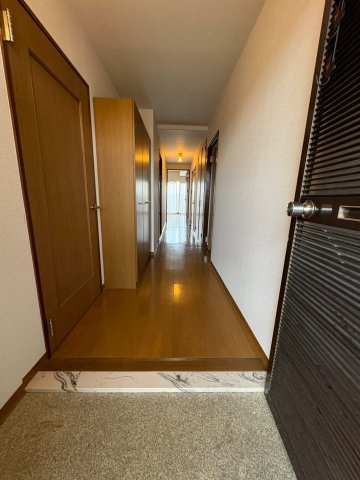 【玄関】 | パレス南塚口1号棟 | 玄関から奥へと続く明るい廊下。木の温もりを感じるフローリングと、収納が配置された使いやすい動線です。