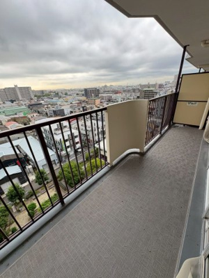 【バルコニー】 | パレス南塚口1号棟 | 開放的な眺望を楽しめるワイドバルコニー。高層階ならではの景色を楽しみながら、ゆったりと過ごせます。