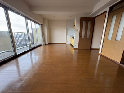 【居間・リビング】 | パレス南塚口1号棟 | 大きな窓から光が差し込む、明るく広々としたLDK。バルコニーと繋がり、開放感があります。