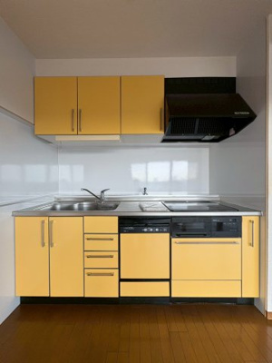【キッチン】 | パレス南塚口1号棟 | ビタミンカラーのイエローがアクセントのシステムキッチン。食洗器完備で、家事の負担を軽減します。