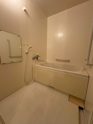 【浴室】 | パレス南塚口1号棟 | 清潔感あふれる明るいバスルーム。手すり付きで、小さなお子様からご年配の方まで安心して入浴できます。