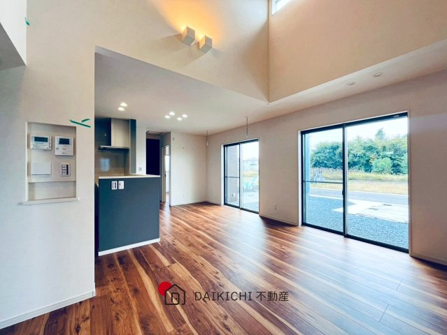 【居間・リビング】 | 加須市下高柳第11期　ワイウッドコート　新築戸建　全12棟　12号棟