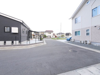 【前面道路含む現地写真】 | 前面道路は5.0ｍ　車庫入れも楽々