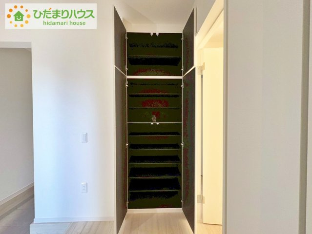 日立市大久保町1期　新築戸建　3号棟の収納|スニーカーマニアも納得の天井まであるシューズボックス!(^^)!