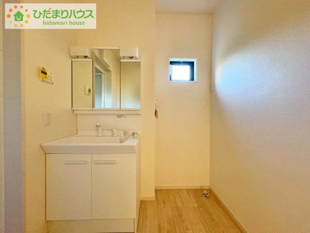 日立市大久保町1期　新築戸建　3号棟の独立洗面台|正面だけでなく、左右も確認できる三面鏡は、身だしなみを整えやすいです！