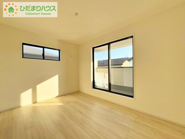 日立市大久保町1期　新築戸建　3号棟の寝室|バルコニーに面していて、たっぷり光りの入る明るい主寝室です！