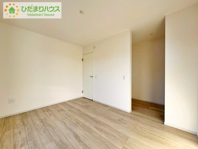 日立市大久保町1期　新築戸建　3号棟の寝室|質の良い睡眠で一日の疲れを癒す空間で気持ちの良い一日のスタートを切ることができます。バルコニーへ出入りでき、洗濯物干しや布団干しもラクラクです。