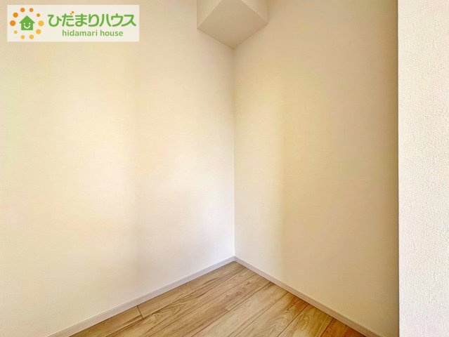 日立市大久保町1期　新築戸建　3号棟の収納|衣類だけでなく、キャリーバッグや衣類ボックスの収納も容易となる大型サイズで設計されたウォークインクローゼット。