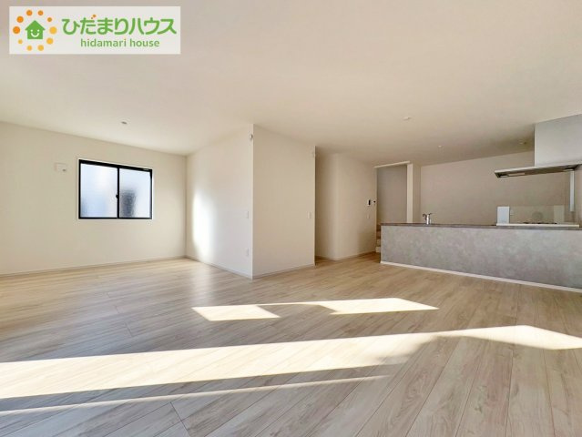 日立市大久保町1期　新築戸建　3号棟の居間・リビング|ホワイトを基調としたLDKは、明るく上品な心地よさを演出してくれます。空間に広がりをもたらし、より一層広く感じさせてくれます。