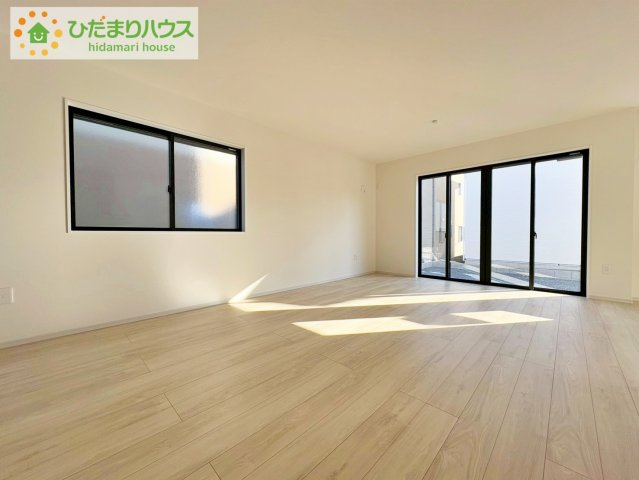 日立市大久保町1期　新築戸建　3号棟の居間・リビング|家族との大切な時間を多く過ごすリビング。ゆったりとした広さのある空間で会話も弾みます♪大きい窓からは明るい日差しが差し込みます。居心地の良いリビングでおうち時間を楽しんで！