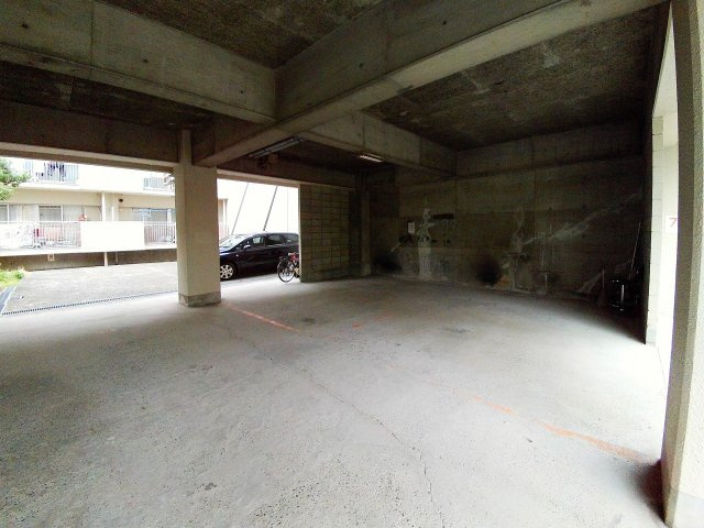 メゾン本山の駐車場