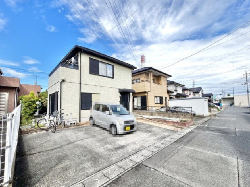 【中古戸建】伊勢崎市連取本町の前面道路含む現地写真|■外観｜窓の配置や、爽やかな白ベースの外観が清潔感をもたらします。まっさらなキャンバスのような家にこだわりを彩って…始めよう、あなただけの豊かな暮らし( ＾＾ )