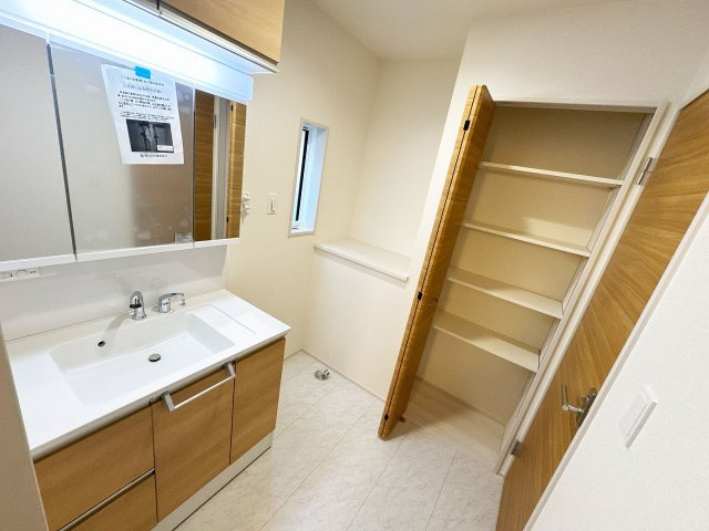 【独立洗面台】 | 富士見市渡戸1丁目　新築一戸建住宅　全1棟　(ふじみ野店) | 便利なカウンターと可動棚完備の洗面脱衣室。