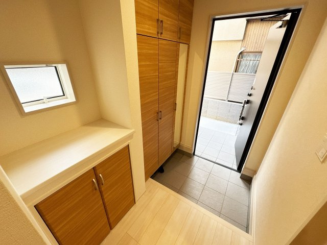 【玄関】 | 富士見市渡戸1丁目　新築一戸建住宅　全1棟　(ふじみ野店) | 大型シューズボックスとカウンター完備の玄関。